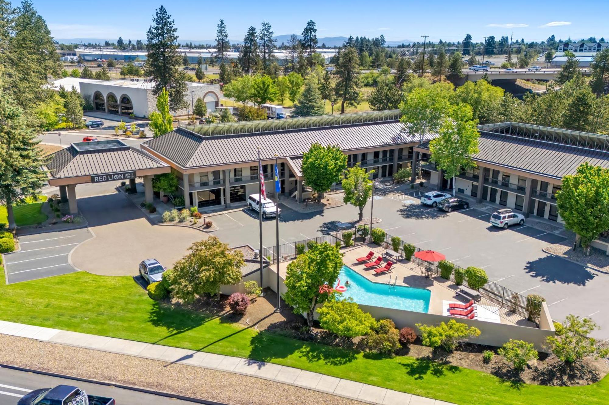 Red Lion Inn & Suites Deschutes River - Bend Buitenkant foto