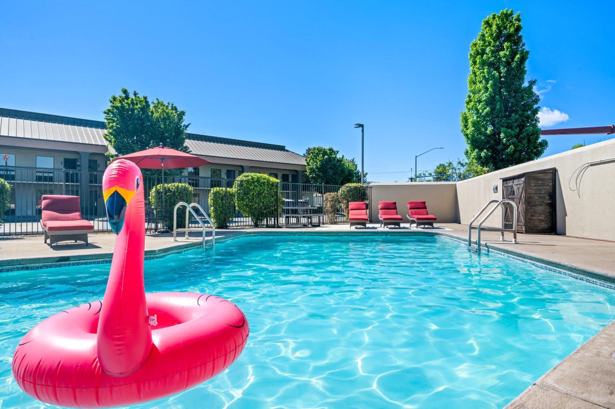 Red Lion Inn & Suites Deschutes River - Bend Buitenkant foto