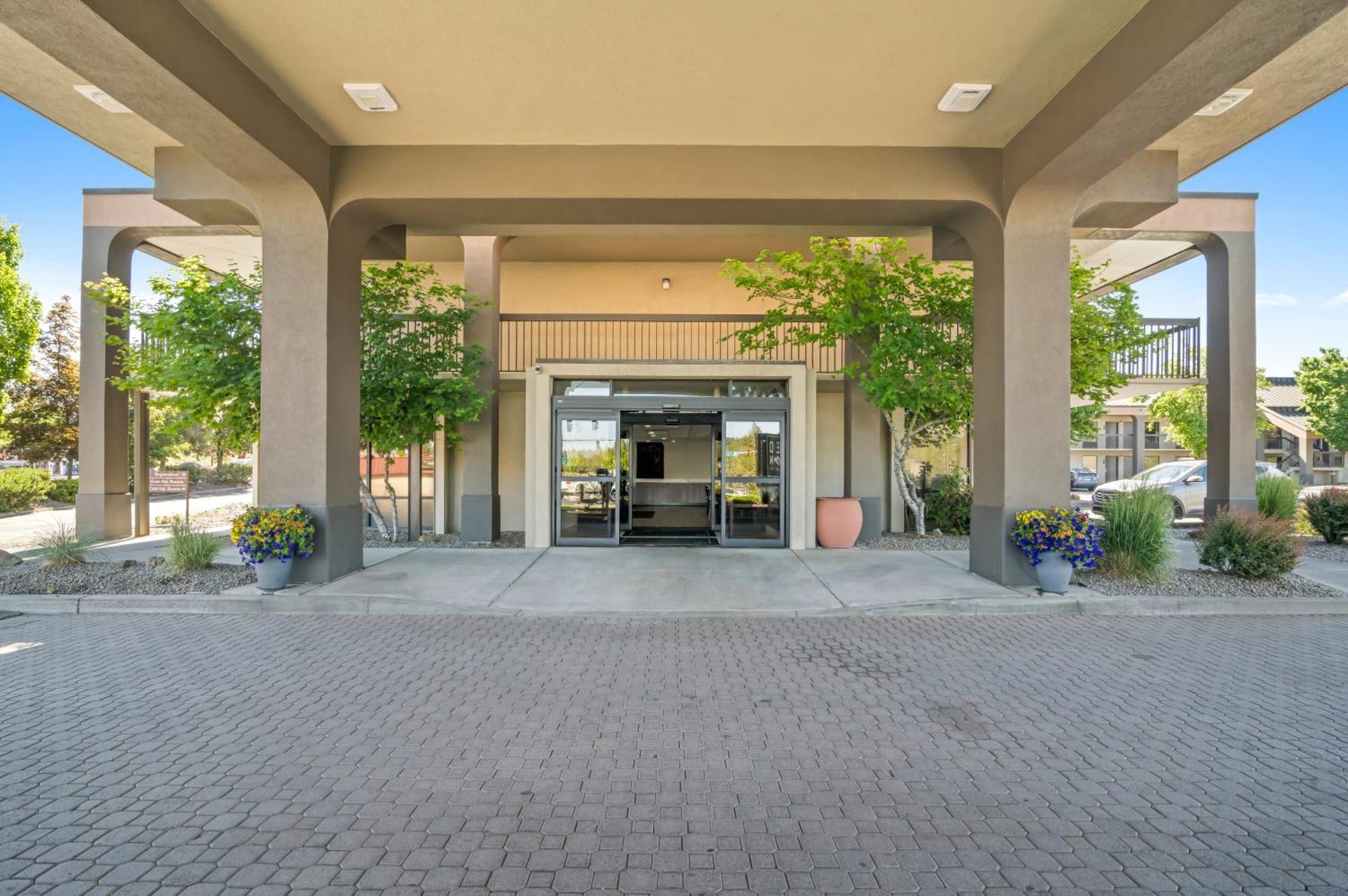 Red Lion Inn & Suites Deschutes River - Bend Buitenkant foto