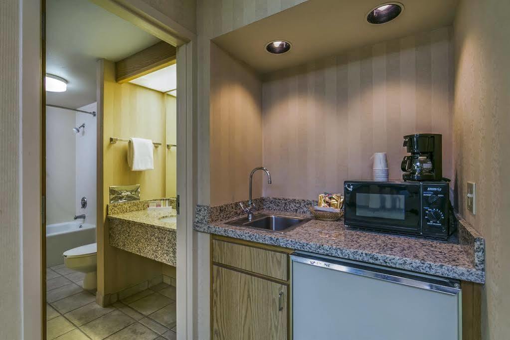 Red Lion Inn & Suites Deschutes River - Bend Buitenkant foto