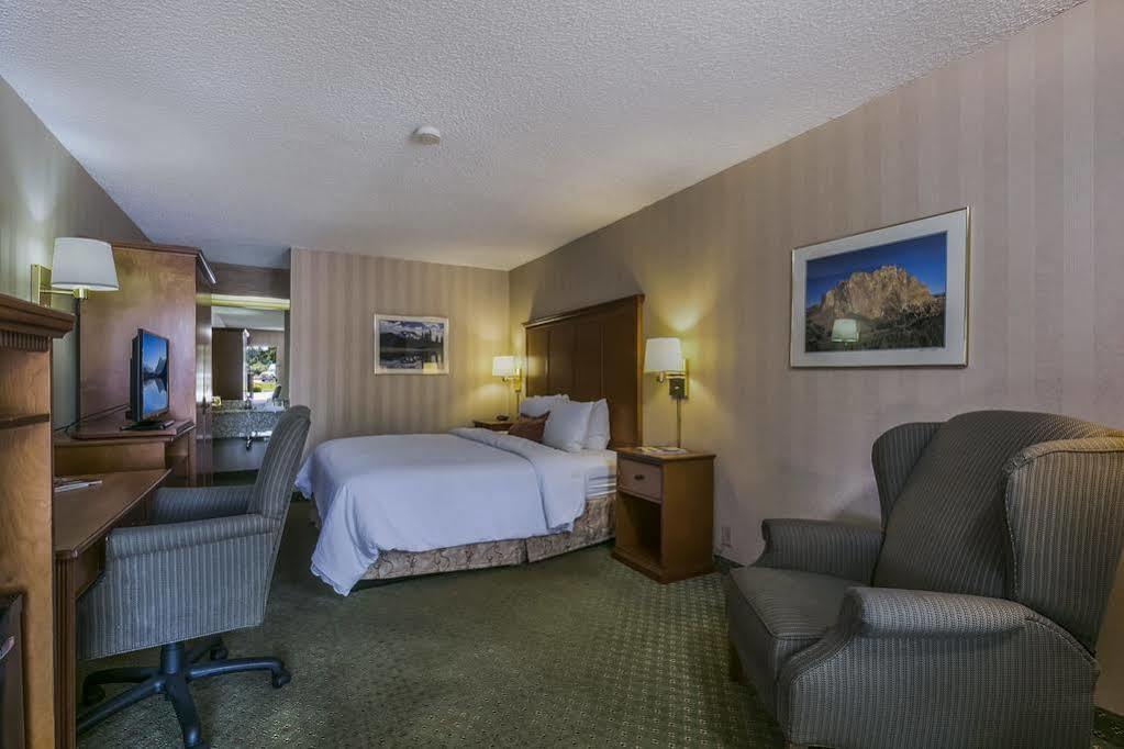 Red Lion Inn & Suites Deschutes River - Bend Buitenkant foto