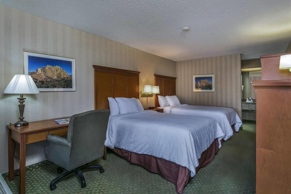 Red Lion Inn & Suites Deschutes River - Bend Buitenkant foto