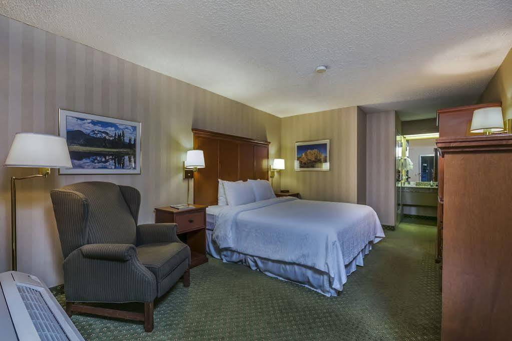 Red Lion Inn & Suites Deschutes River - Bend Buitenkant foto