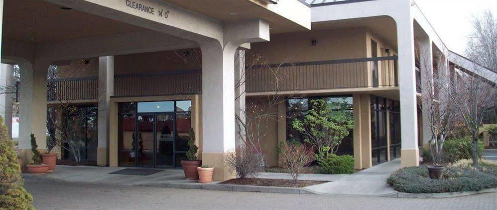 Red Lion Inn & Suites Deschutes River - Bend Buitenkant foto