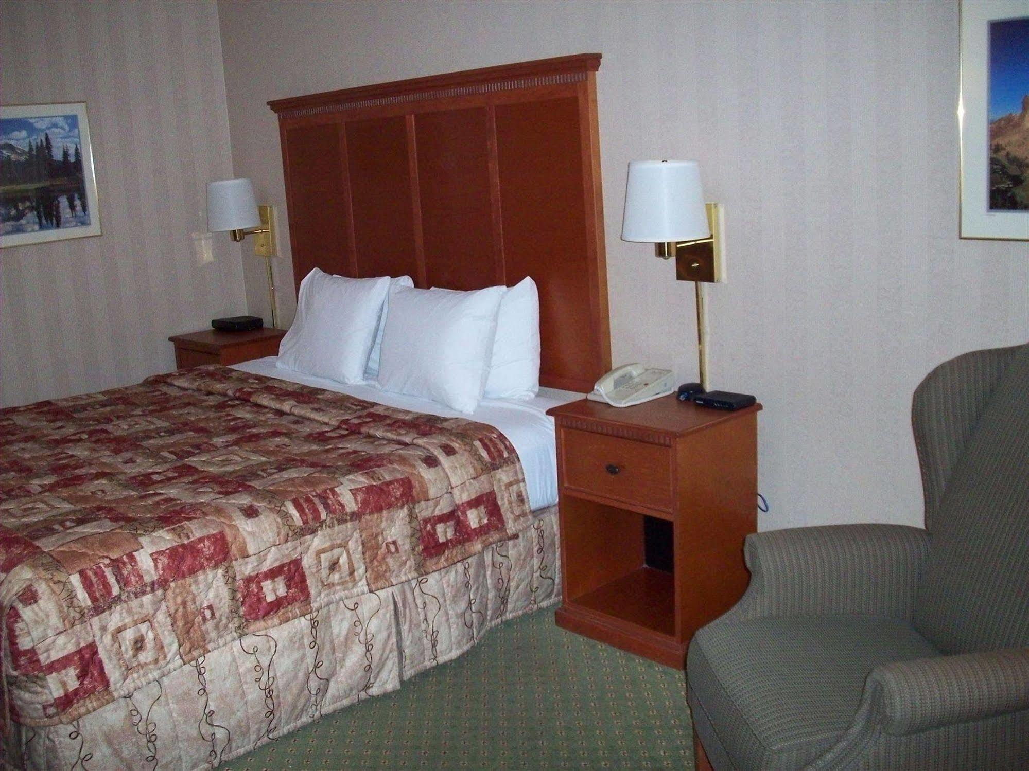 Red Lion Inn & Suites Deschutes River - Bend Buitenkant foto
