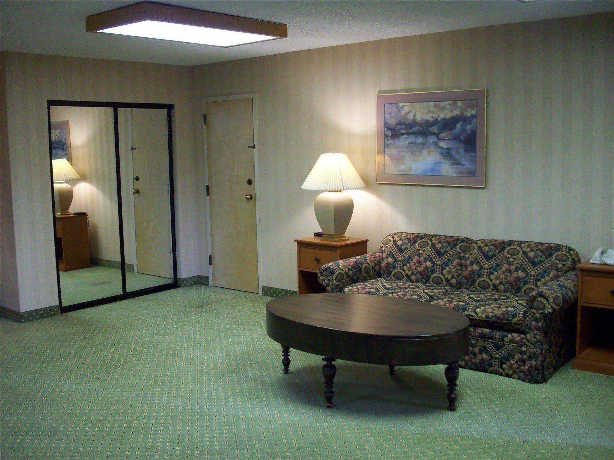 Red Lion Inn & Suites Deschutes River - Bend Buitenkant foto